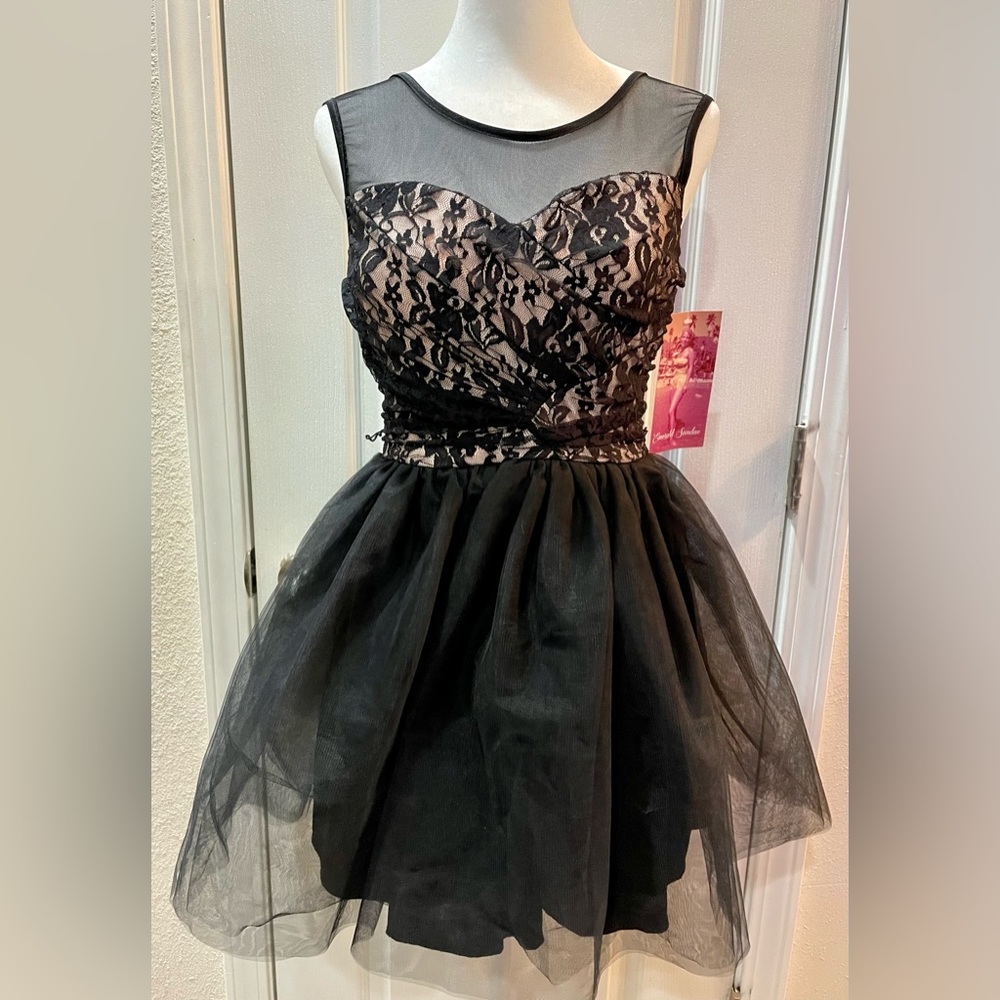 Black Lace, Mesh, and Tulle Sweetheart Neck Dress. Emerald Sundae. Size 5.